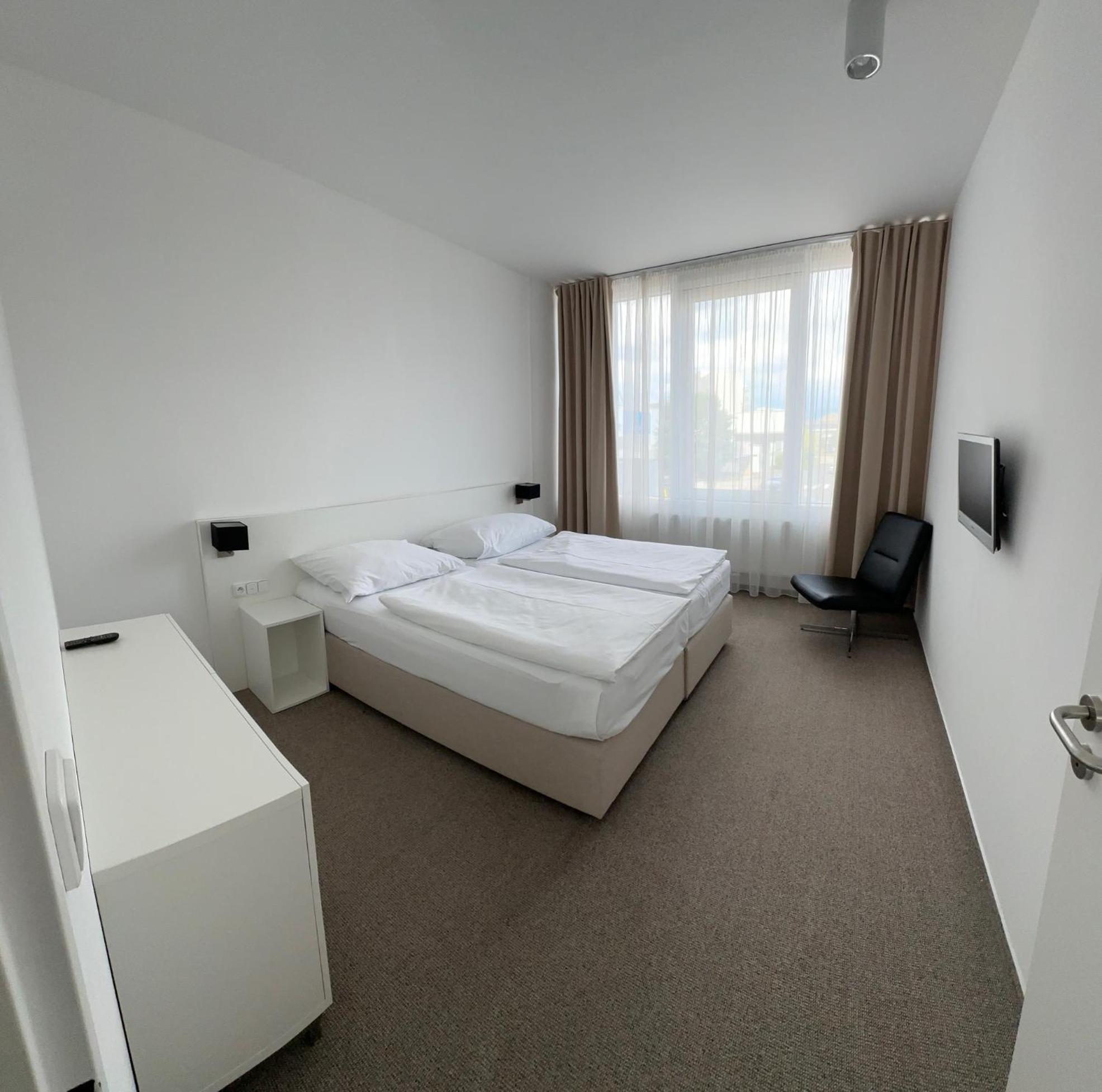 Hotel Kapitol モスト エクステリア 写真