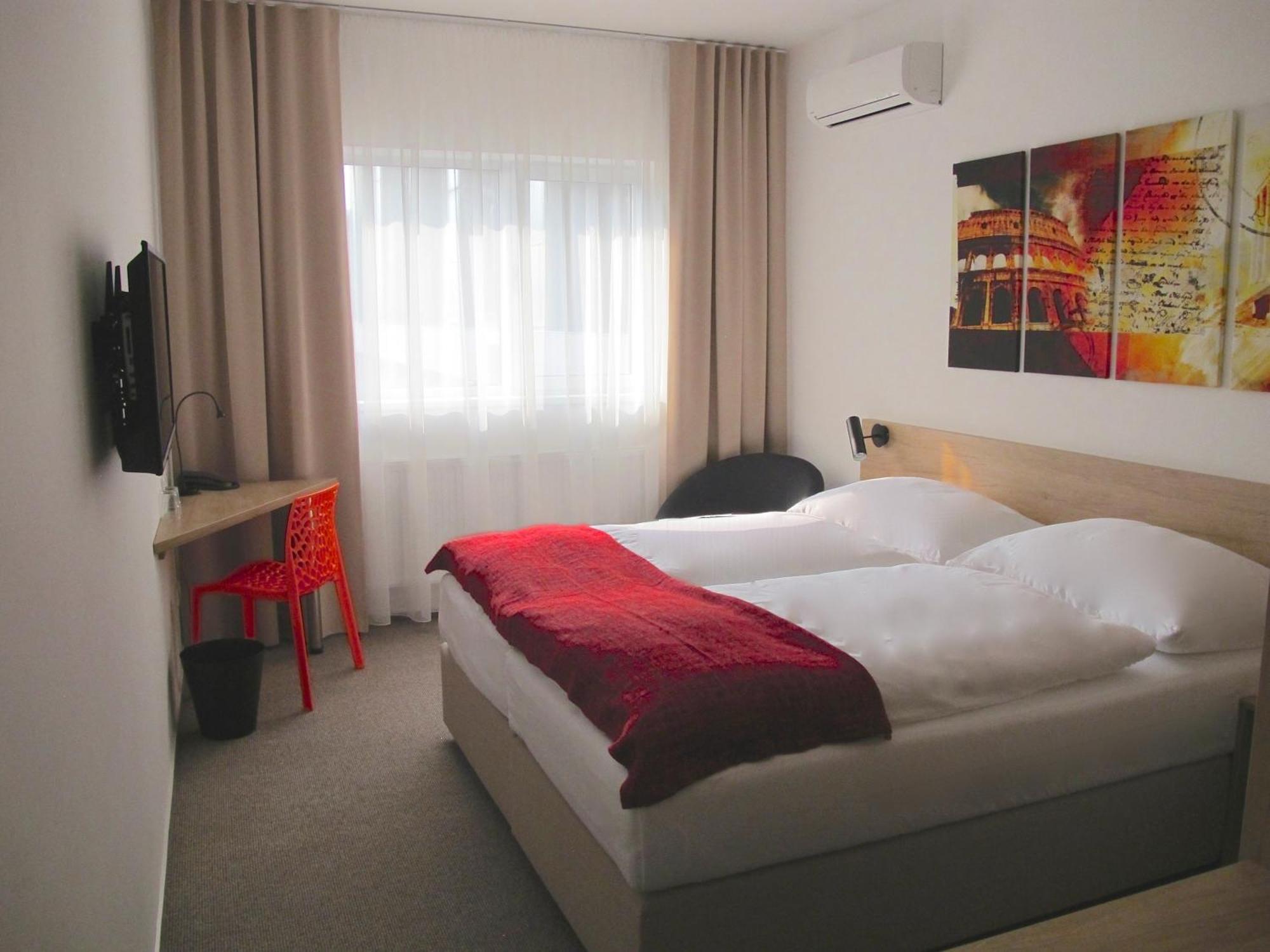 Hotel Kapitol モスト エクステリア 写真